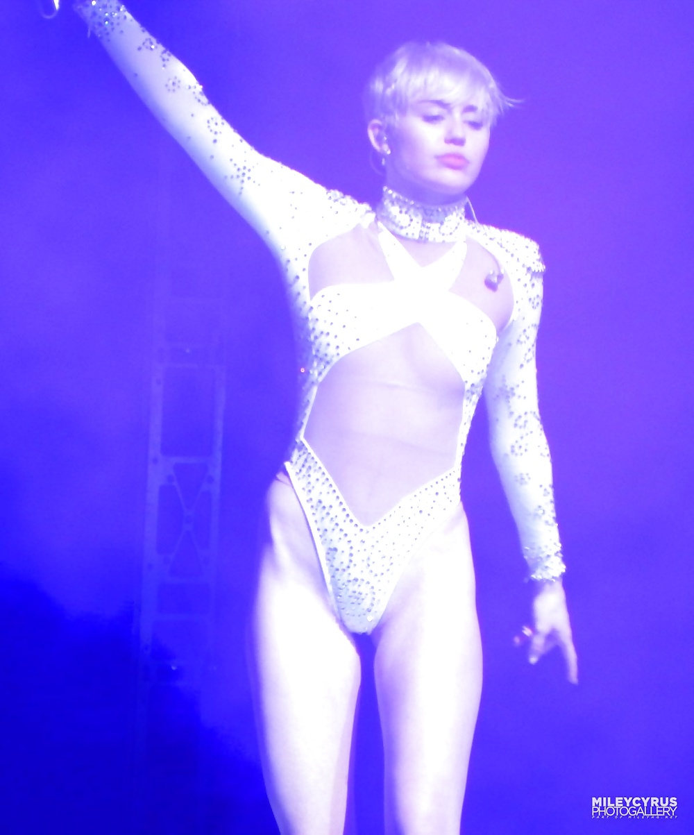 Miley Cyrus - sporca puttana per una scopata dura
 #24439828