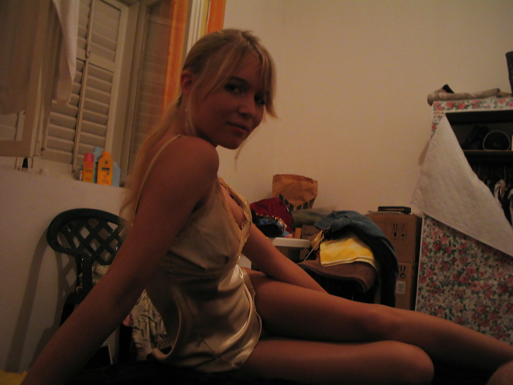 Sexy Blonde Deutsch Teenager Posiert In Dessous #24813626