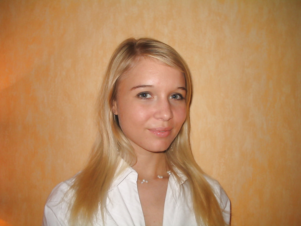 Sexy Blonde Deutsch Teenager Posiert In Dessous #24813732
