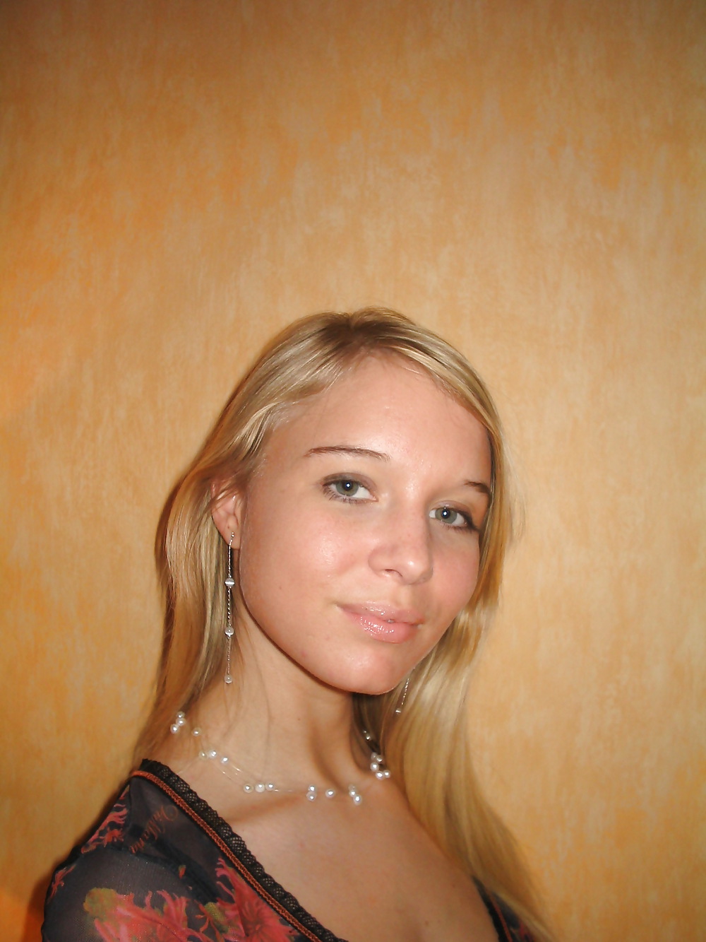 Sexy Blonde Deutsch Teenager Posiert In Dessous #24813777