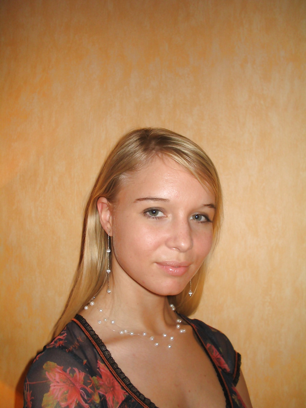 Sexy Blonde Deutsch Teenager Posiert In Dessous #24813788