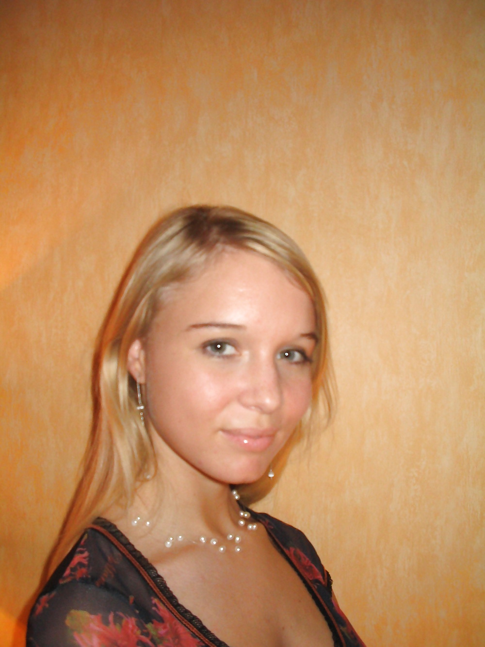 Sexy Blonde Deutsch Teenager Posiert In Dessous #24813796