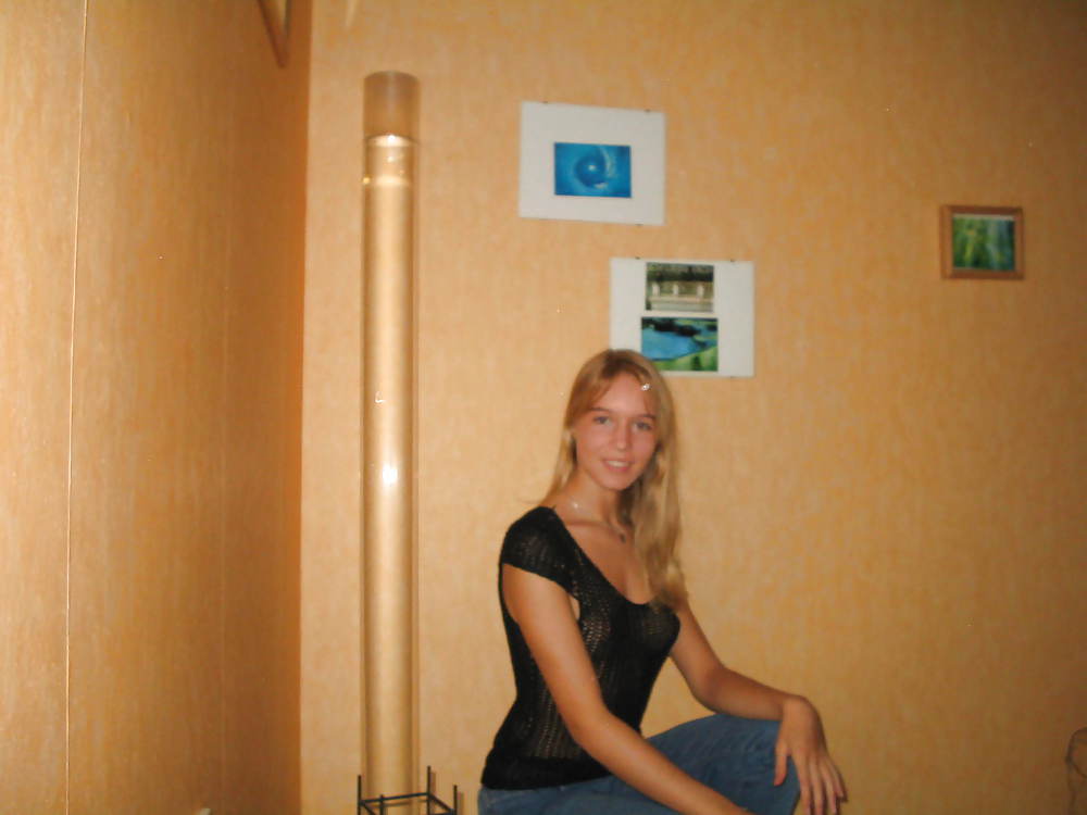 Sexy Blonde Deutsch Teenager Posiert In Dessous #24813985