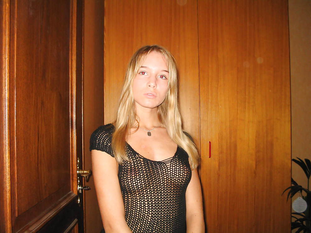 Sexy Blonde Deutsch Teenager Posiert In Dessous #24814004