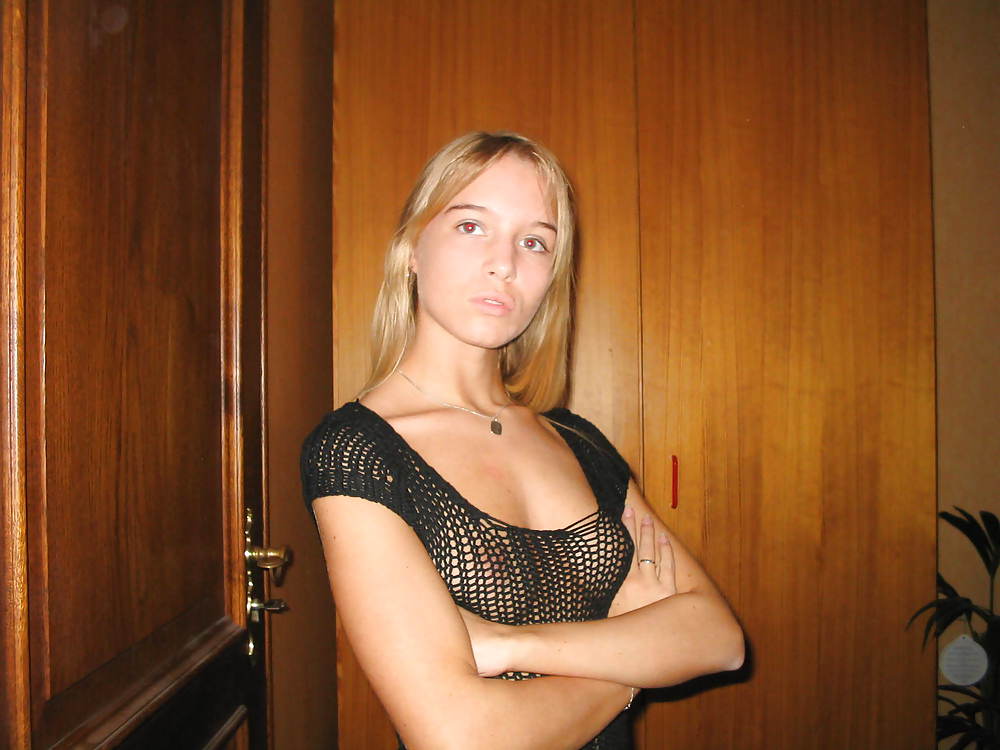 Sexy Blonde Deutsch Teenager Posiert In Dessous #24814010