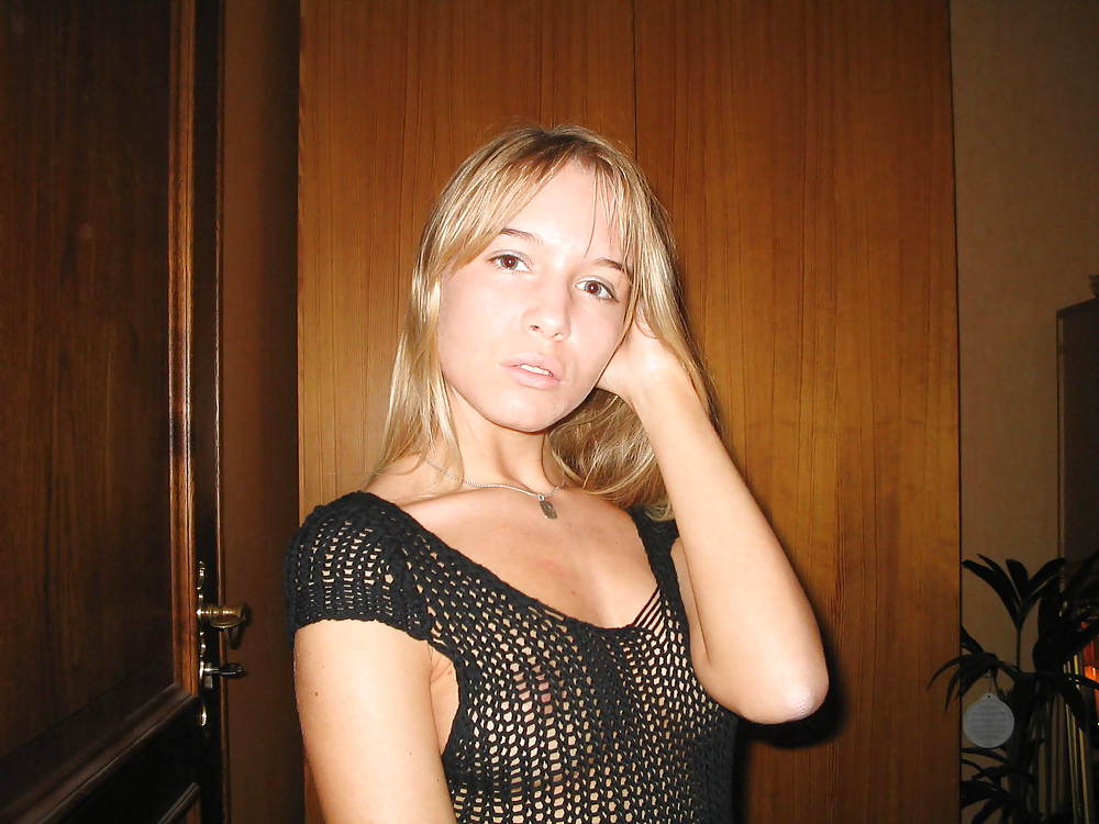 Sexy Blonde Deutsch Teenager Posiert In Dessous #24814016
