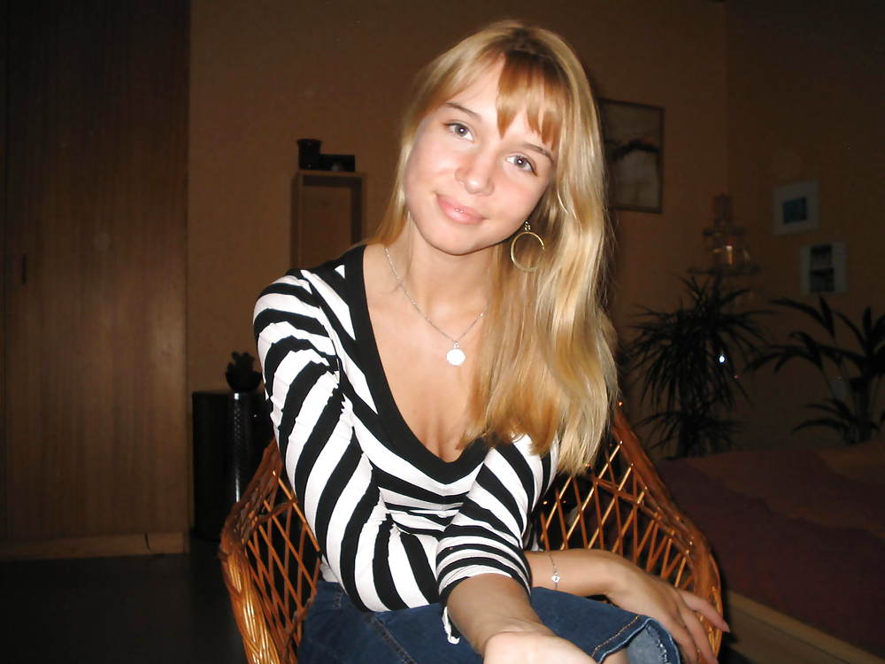 Sexy Blonde Deutsch Teenager Posiert In Dessous #24814040