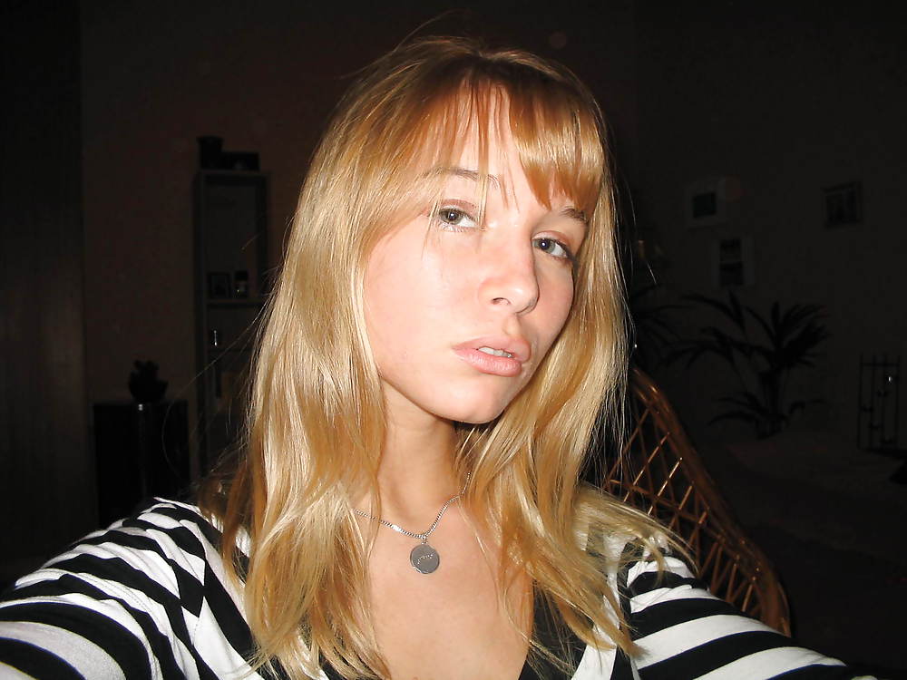 Sexy Blonde Deutsch Teenager Posiert In Dessous #24814046