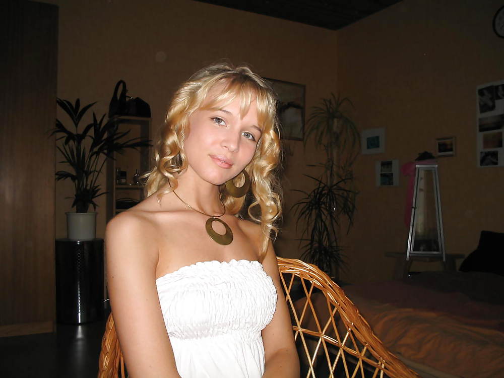 Sexy bionda tedesca giovane posa in lingerie
 #24814074