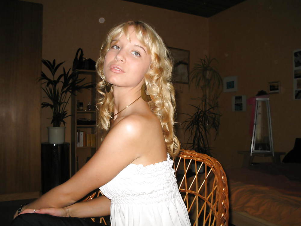 Sexy Blonde Deutsch Teenager Posiert In Dessous #24814079