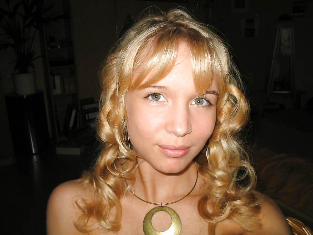 Sexy Blonde Deutsch Teenager Posiert In Dessous #24814084