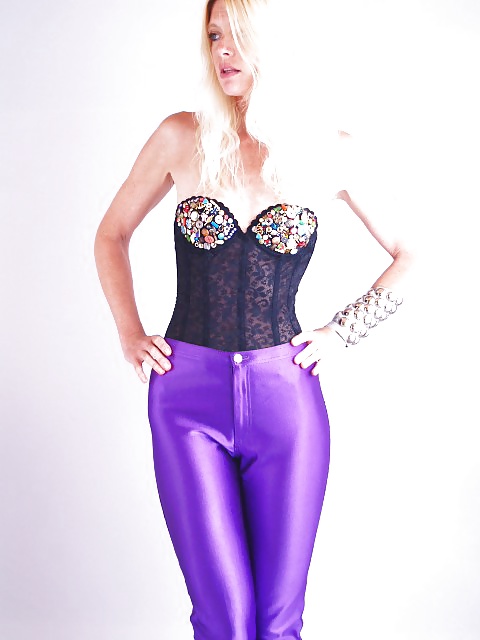 紫のスパンデックスのディスコ・パンツ
 #31484381