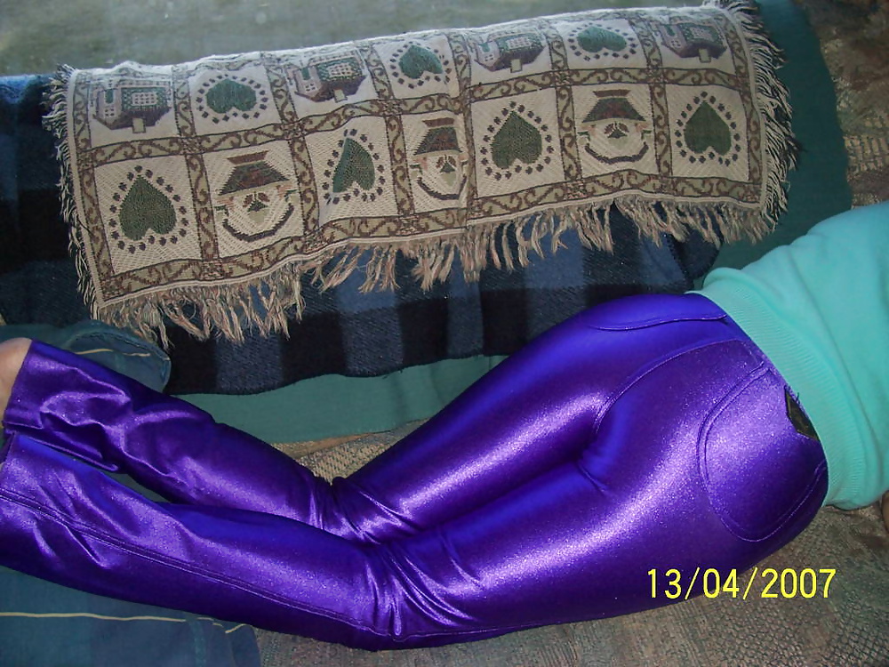 紫のスパンデックスのディスコ・パンツ
 #31484386