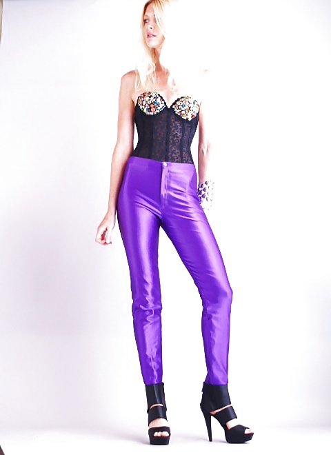 紫のスパンデックスのディスコ・パンツ
 #31484412