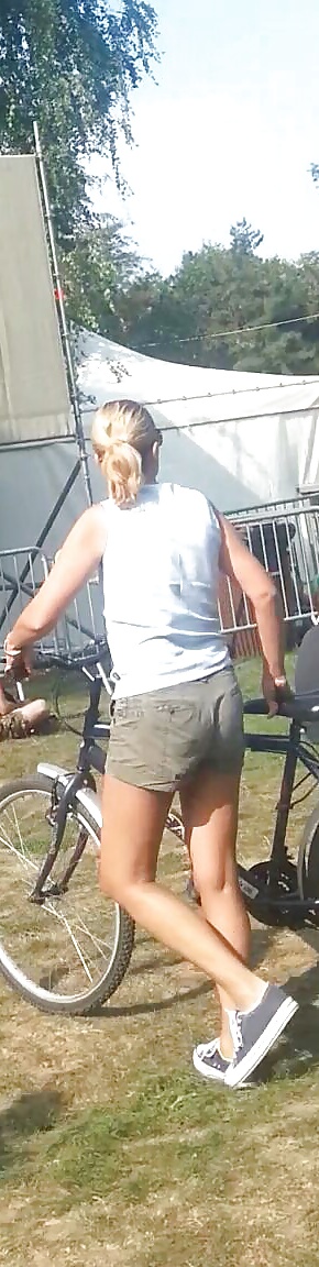 Espion Vélo Et Rolles Femmes Sexy Roumanie #39736893