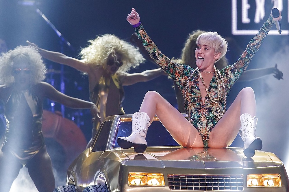 Miley cyrus culo, entrepierna disparos
 #28707304