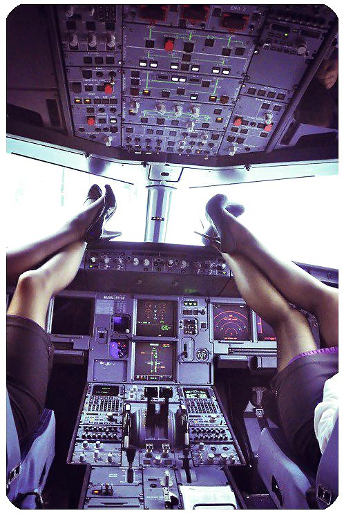 空飛ぶ女の子
 #36472315