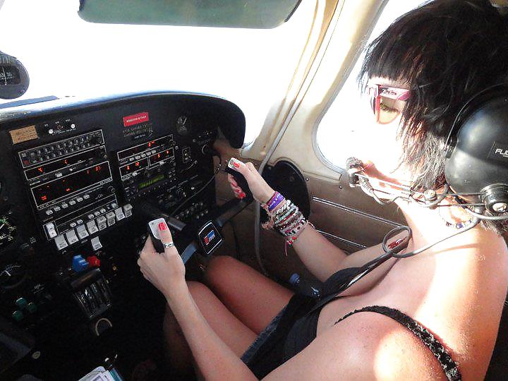 空飛ぶ女の子
 #36472331