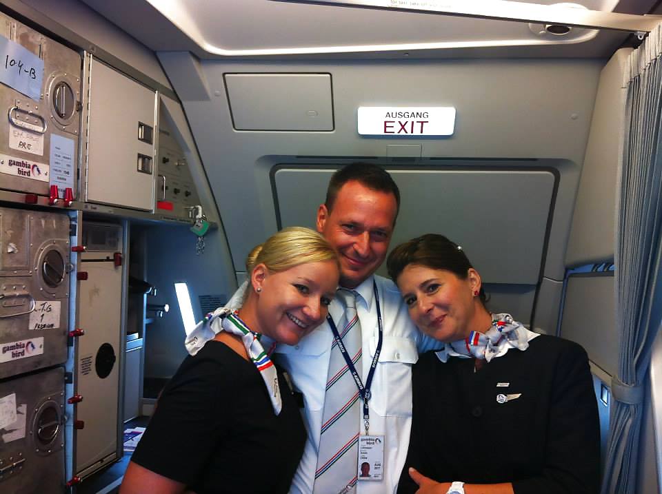 空飛ぶ女の子
 #36472334