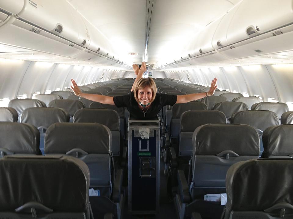 空飛ぶ女の子
 #36472336