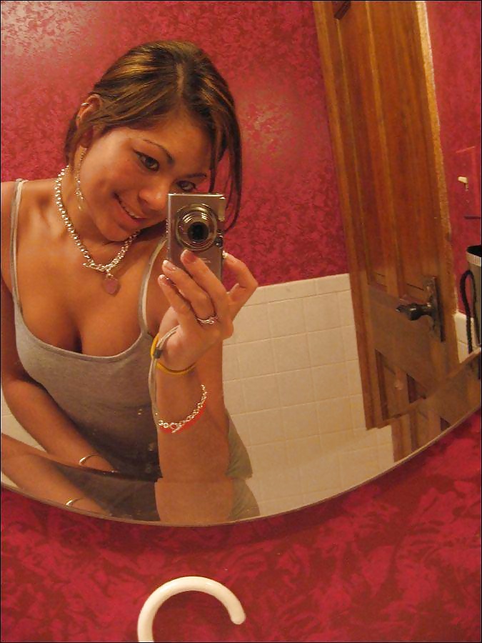 Teen takes selfpics
 #25282908