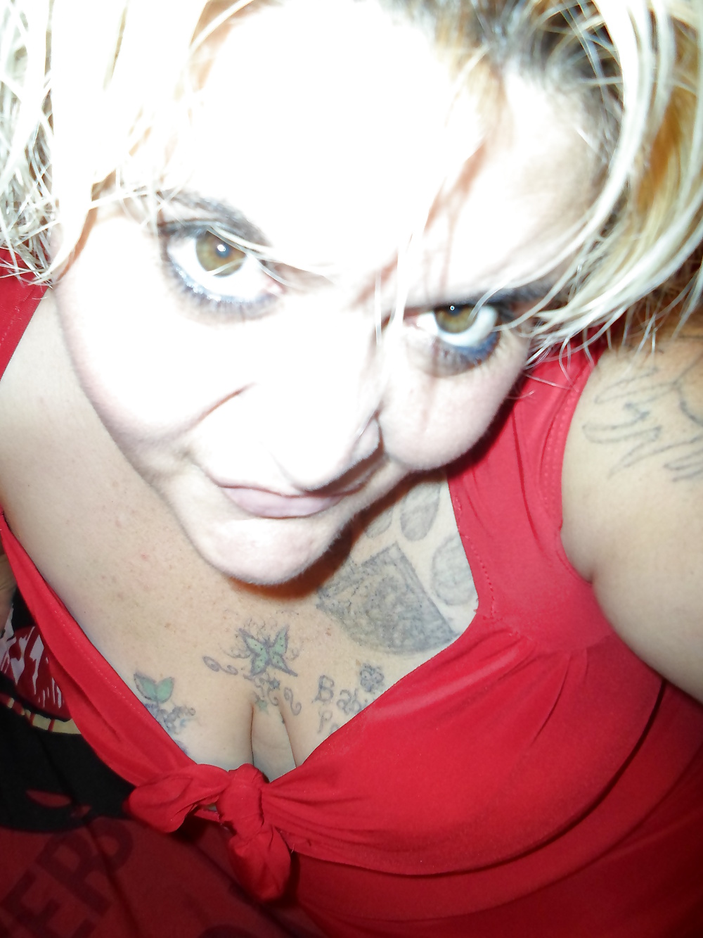 Frechen Teasing Posiert In Rot N Gold #38645436