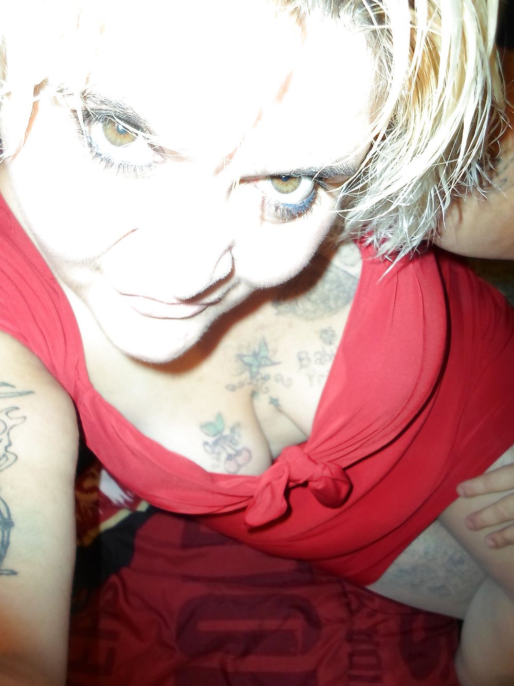 Frechen Teasing Posiert In Rot N Gold #38645448