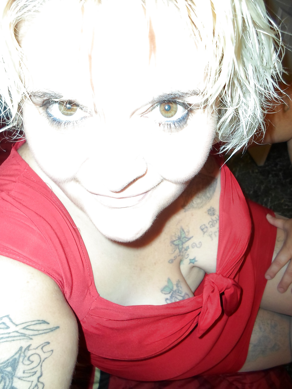 Frechen Teasing Posiert In Rot N Gold #38645468