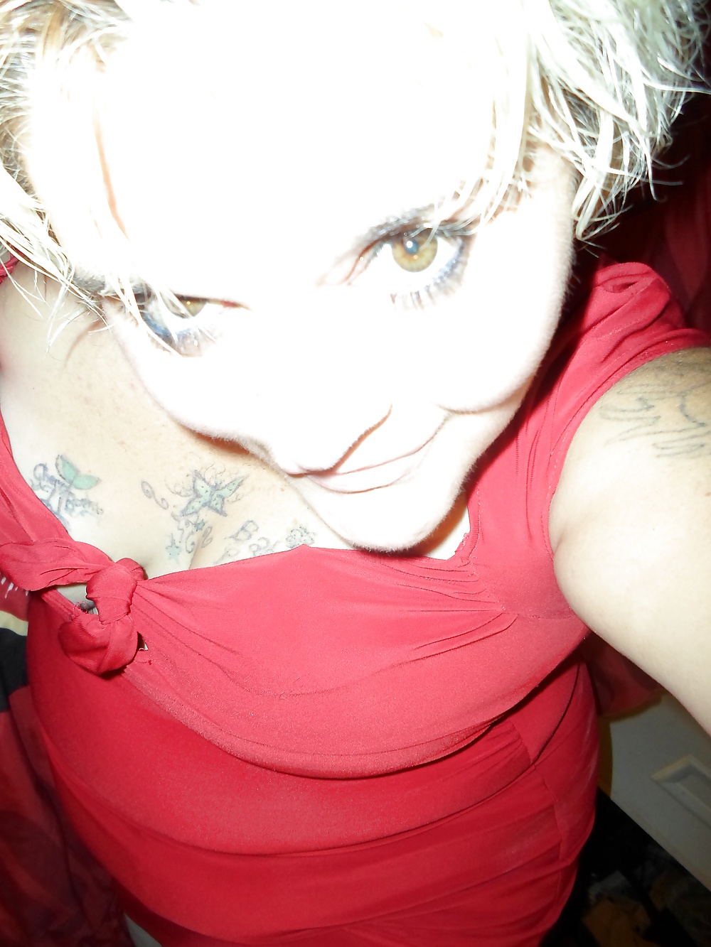 Frechen Teasing Posiert In Rot N Gold #38645496