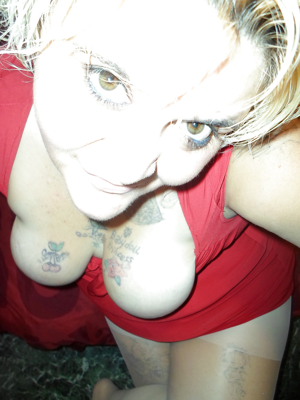 Frechen Teasing Posiert In Rot N Gold #38645703