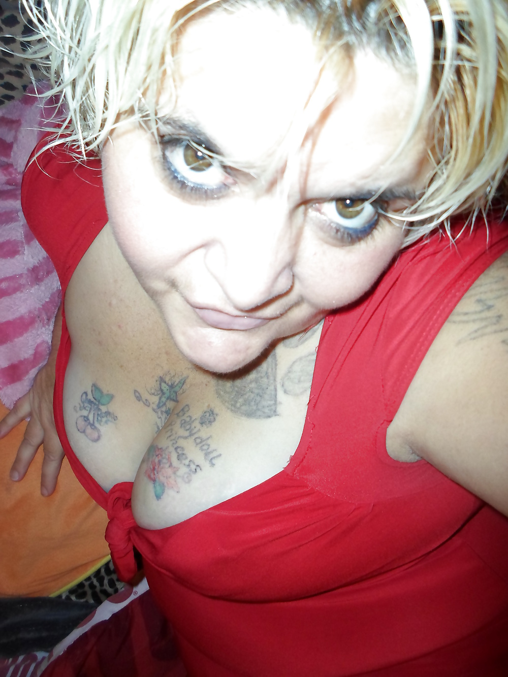 Frechen Teasing Posiert In Rot N Gold #38645873