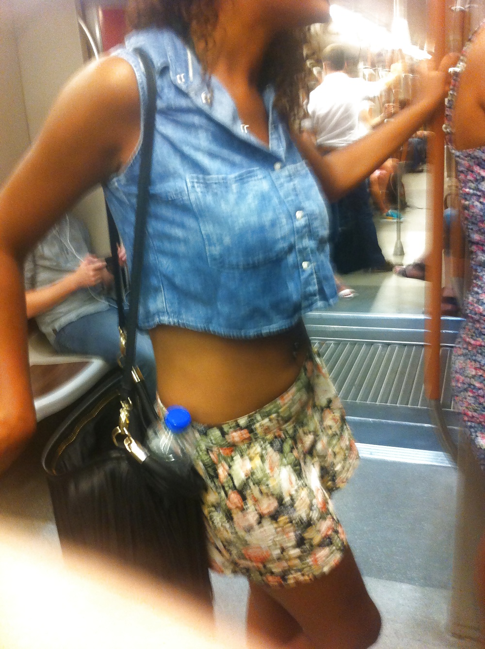Ebony teen caliente como la mierda en el metro
 #29195893