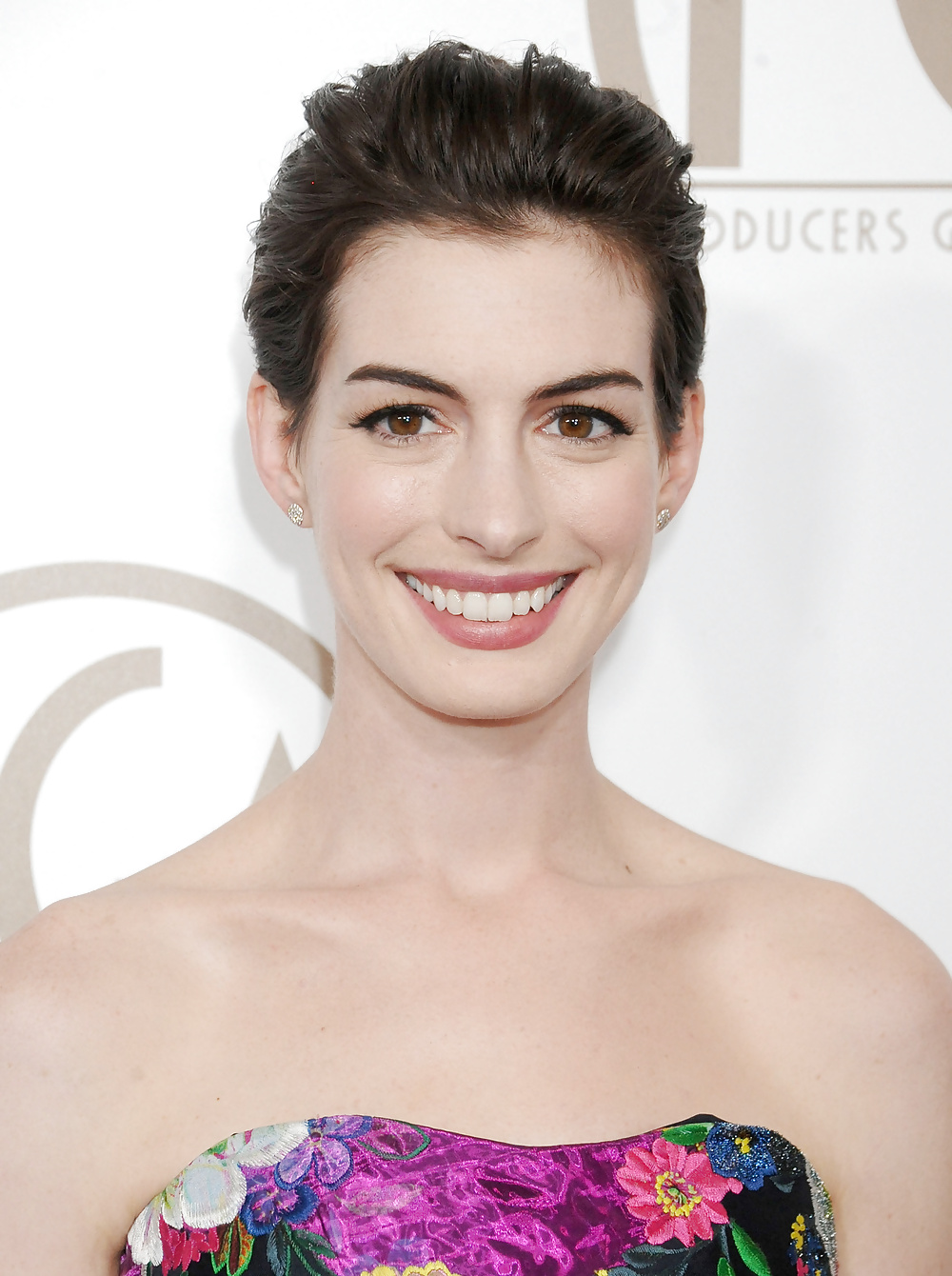 Anne hathaway
 #25051046