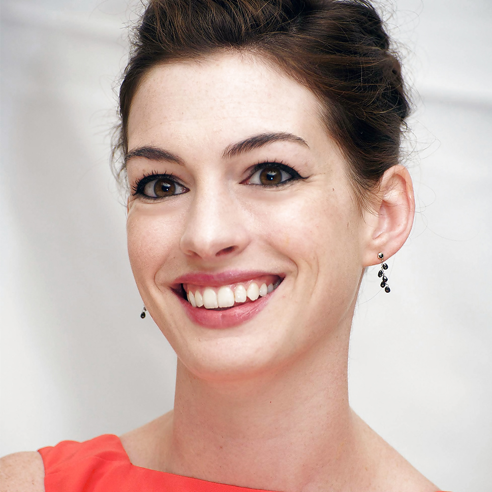 Anne hathaway
 #25051072