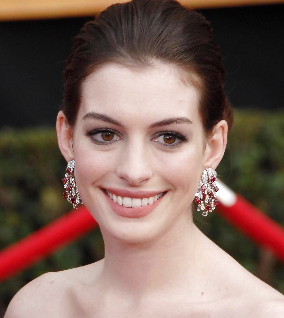 Anne hathaway
 #25051089