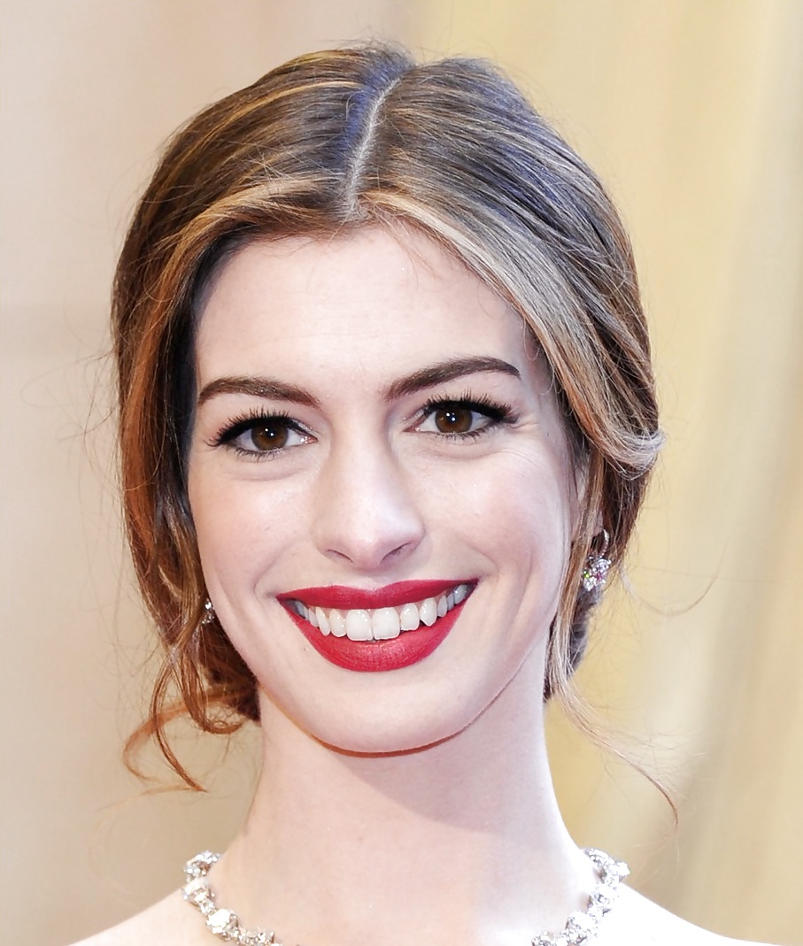 Anne hathaway
 #25051096