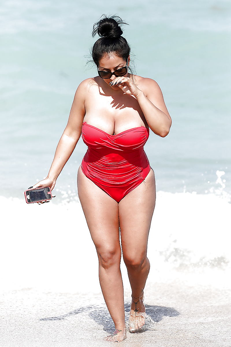 Kiara Mia In Einem Roten Bikini In South Beach #36056458