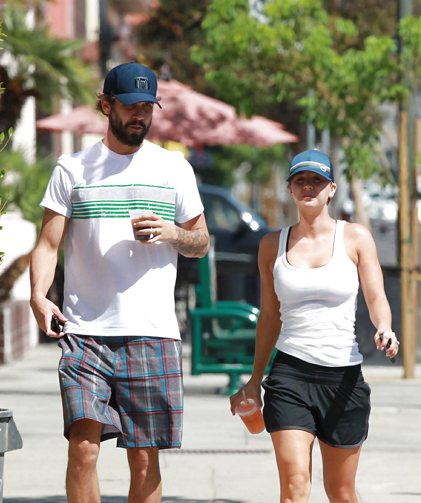 Kaley Cuoco Fills Out a Tank Top! #29108968