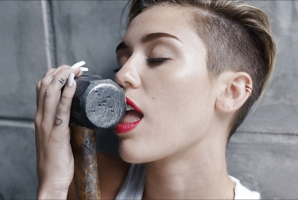Miley cyrus desnuda
 #35750002
