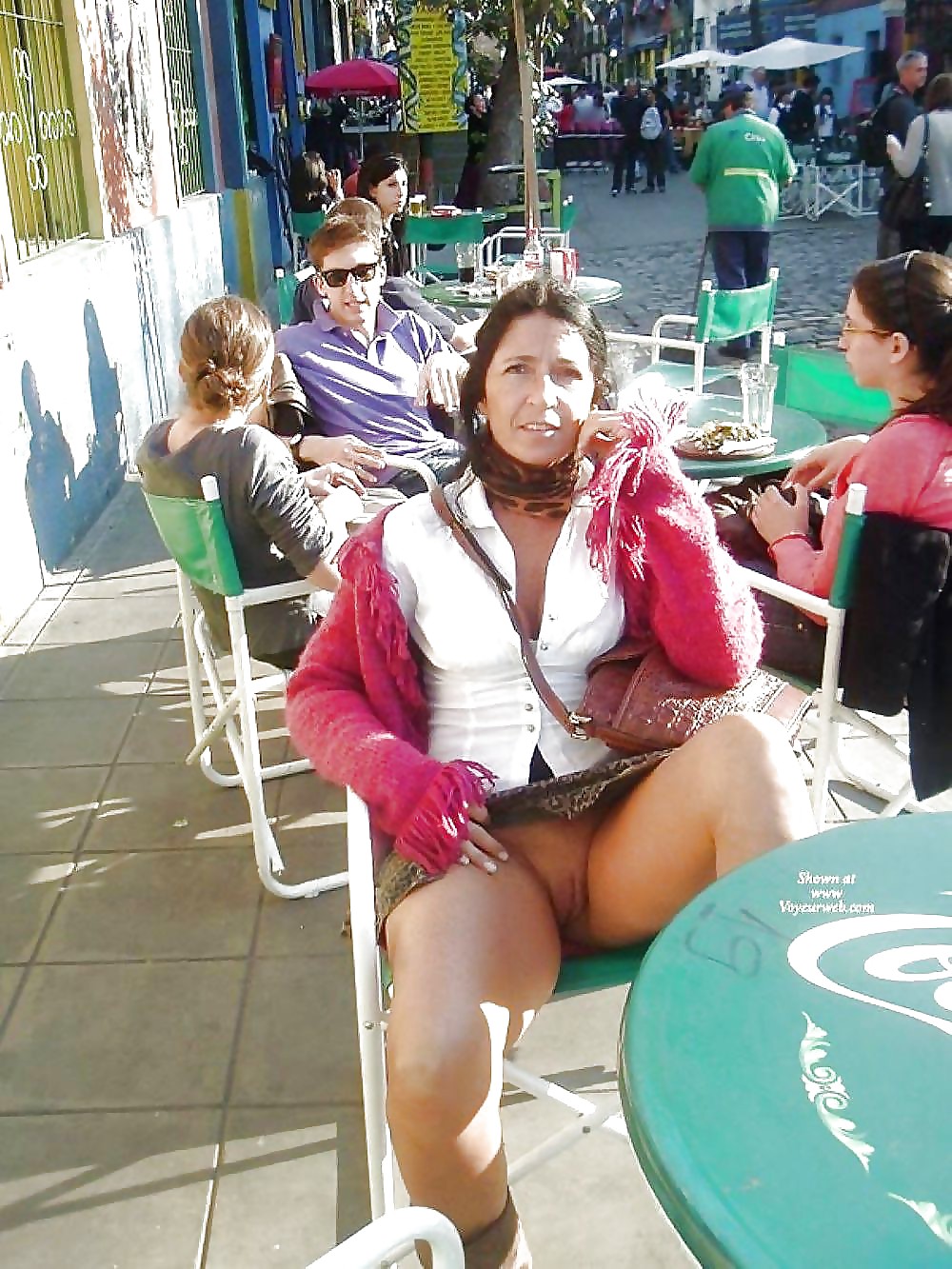 Upskirt en el restaurante 2
 #23728592