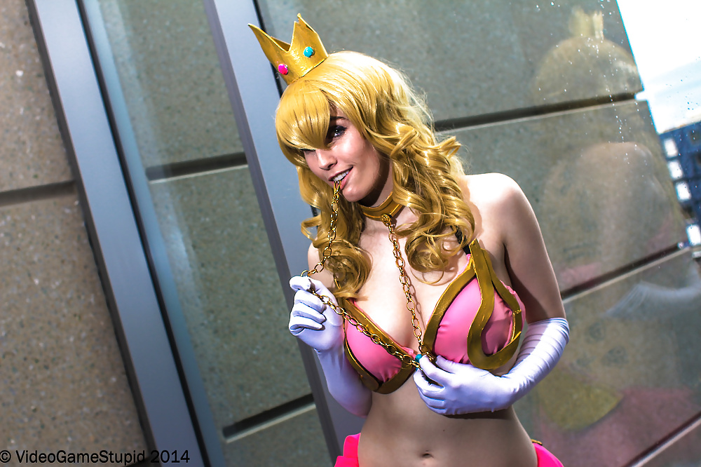 Cosplay principessa peach (nintendo) aka principessa cagna
 #32807175