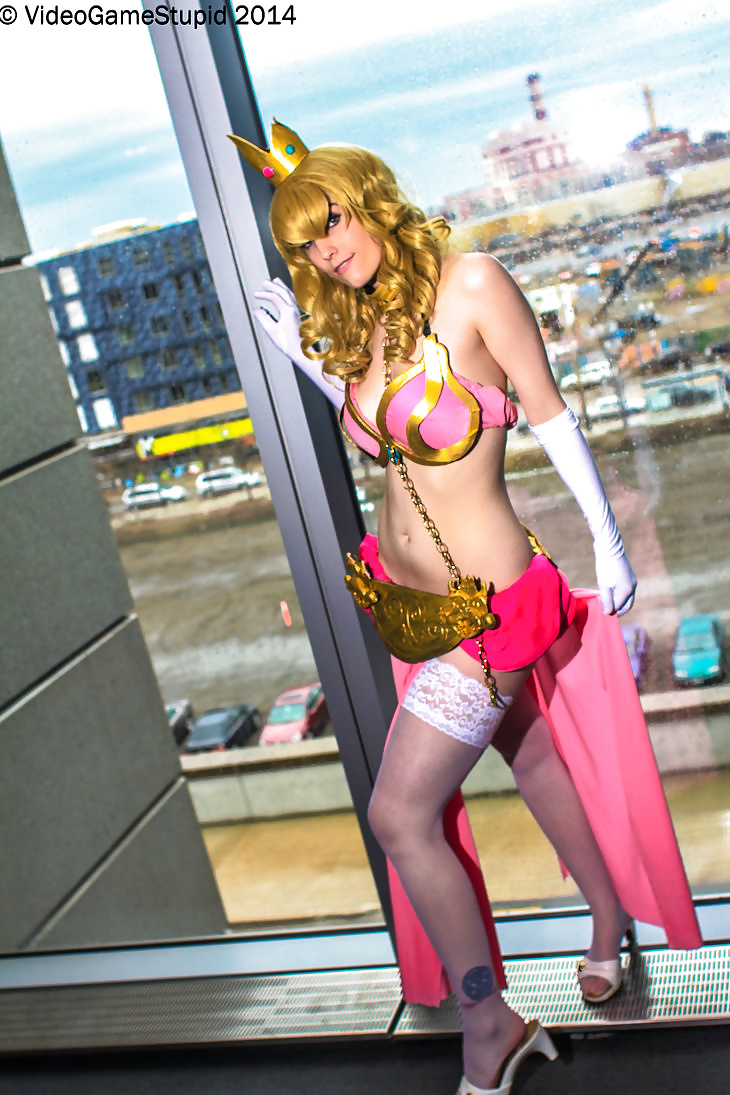 Cosplay principessa peach (nintendo) aka principessa cagna
 #32807198