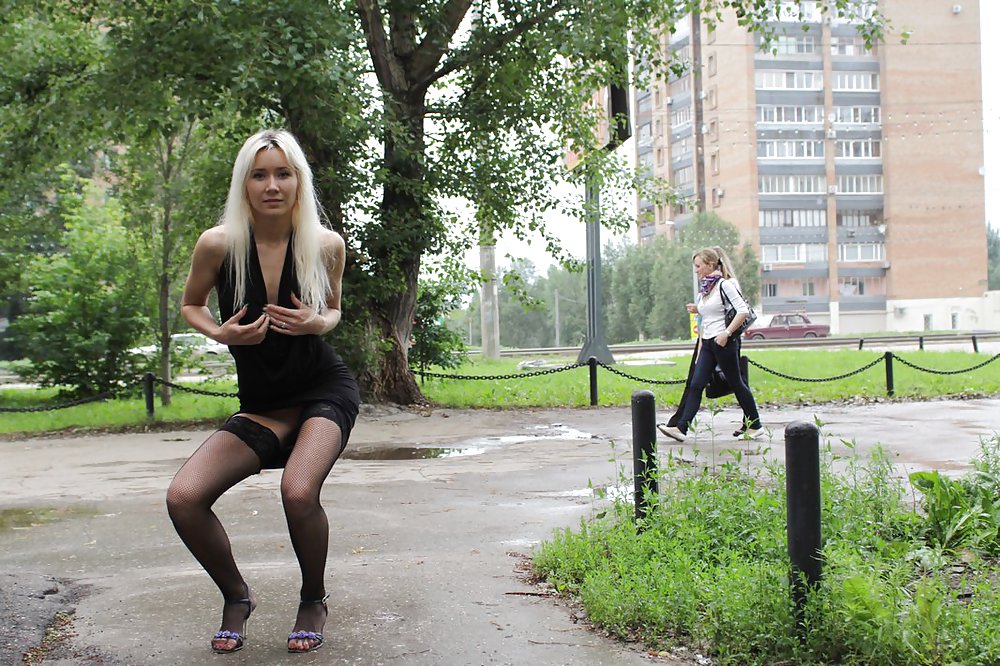 Amateur rusa joven se desnuda en la calle 
 #37585724