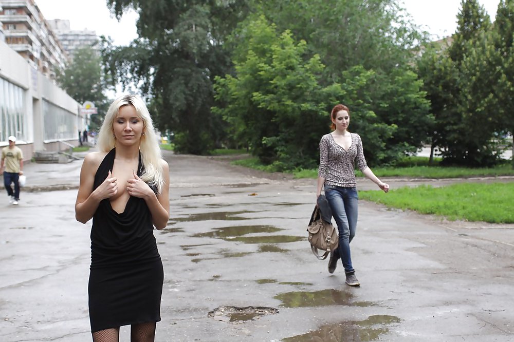 Amateur rusa joven se desnuda en la calle 
 #37585763