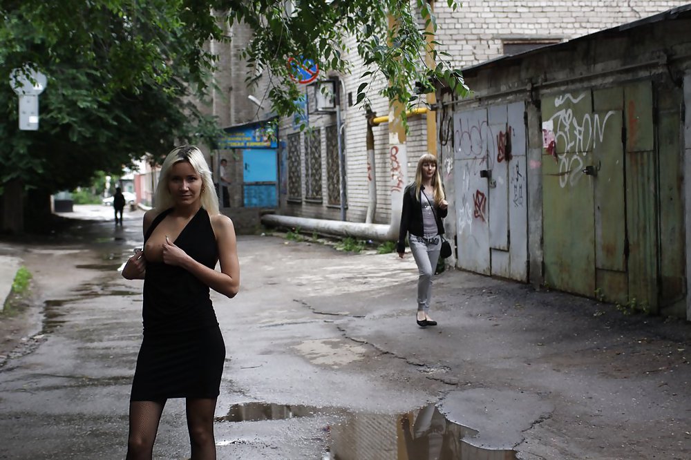 Amateur rusa joven se desnuda en la calle 
 #37585790