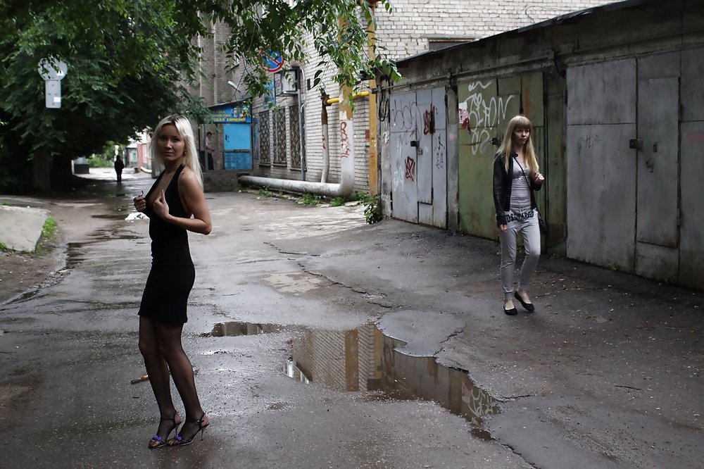 Amateur rusa joven se desnuda en la calle 
 #37585798