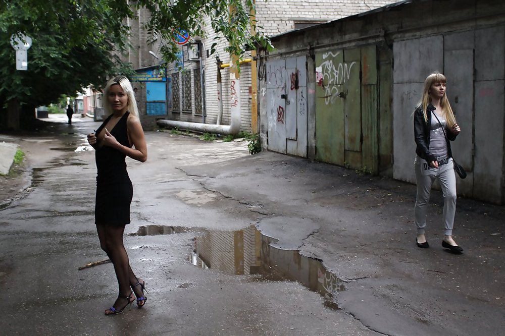 Amateur rusa joven se desnuda en la calle 
 #37585804
