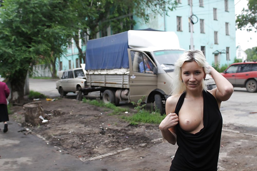 Amateur rusa joven se desnuda en la calle 
 #37585808