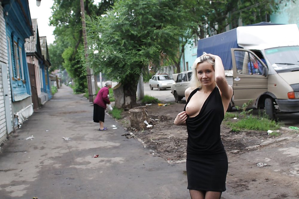 Amateur rusa joven se desnuda en la calle 
 #37585812