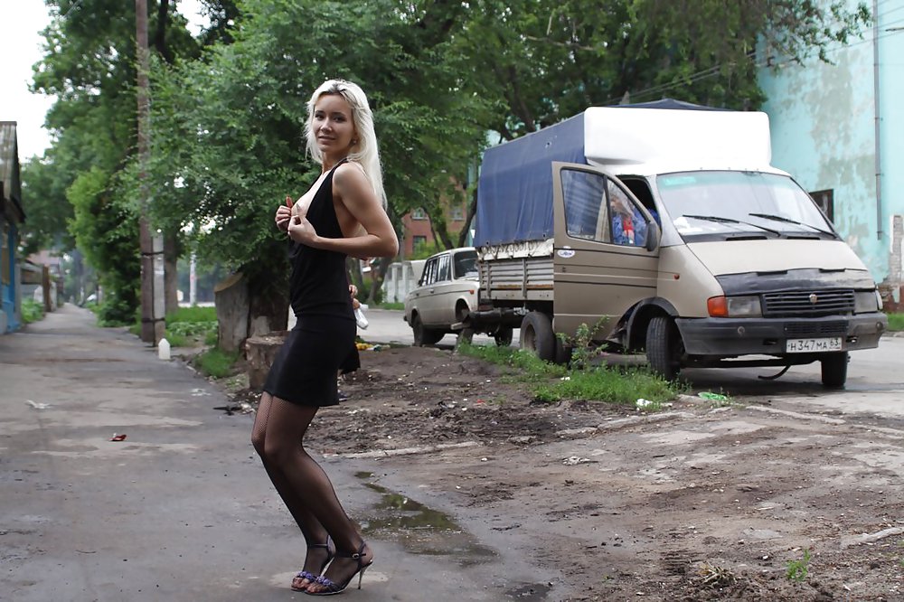 Amateur rusa joven se desnuda en la calle 
 #37585815